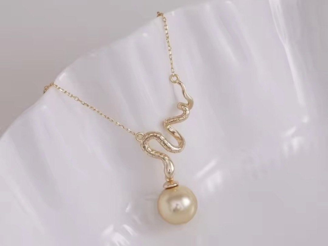 SSMN 24 - Snake Necklace